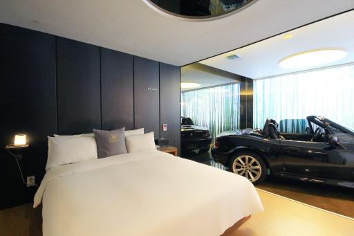 H Drive Hotel - Housity