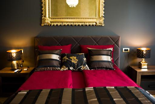 Golden Mirror Apartment - Housity