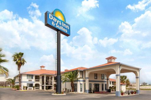 Days Inn & Suites by Wyndham Braunig Lake - Housity