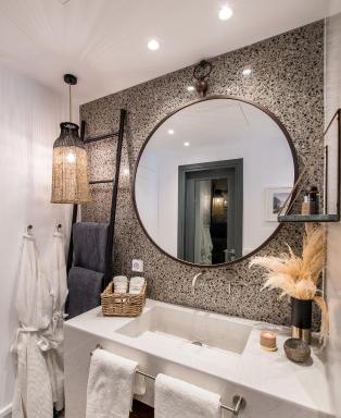 Amelot Art Suites - Housity