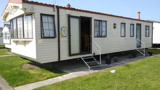 H&B Caravan on Marine Holiday Park - Housity