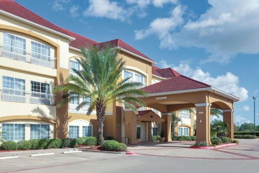 La Quinta by Wyndham Bay City - Housity