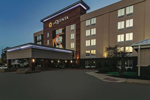 La Quinta Inn & Suites by Wyndham Cleveland Airport West - Housity
