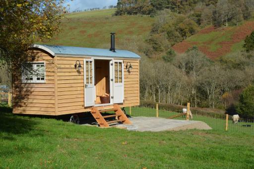 Snug Oak Hut with a view on a Welsh Hill Farm - Housity