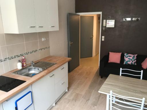 T3 en vieille ville 2adult 2 enfants parking gratuit - by La Source d'OrFée - Housity