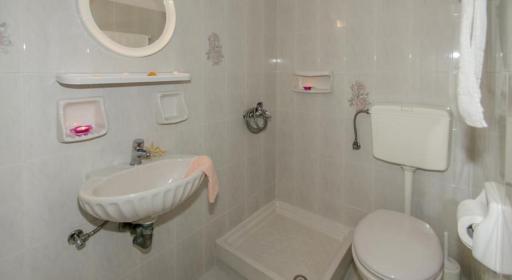 Andreas and Petrinela Rooms - Housity