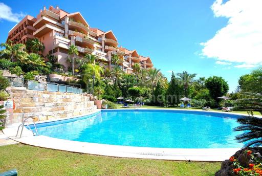 Magna Marbella - Apartamento de Lujo y golf en zona de Puerto Banús - Housity