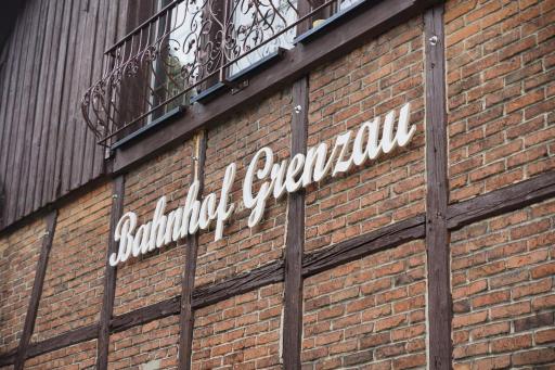 Bahnhof Grenzau - Housity