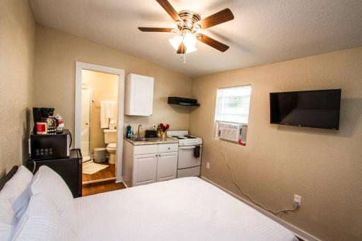 Remodeled Studio Near Downtown - Housity