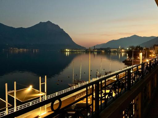 Stylish Lakefront House - Housity