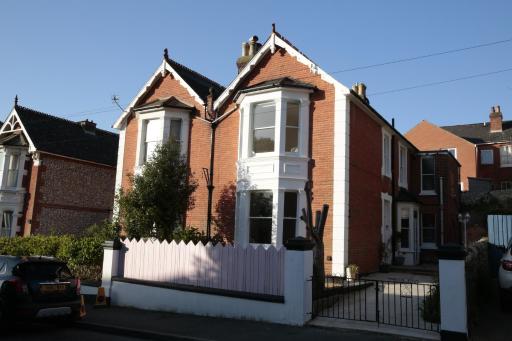 The Pink Door Seaside Holiday Home - Housity