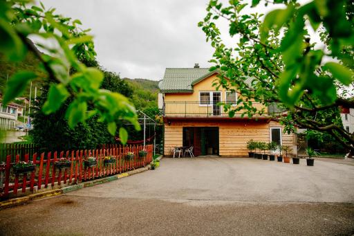 Apartment Silence - Hizvo