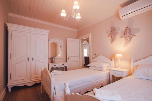 The Durrell White House - Housity