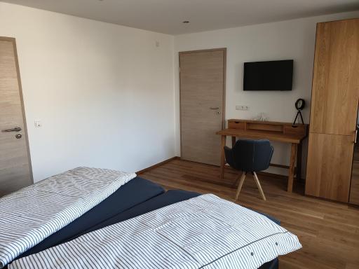 Beim Hooch. Egon - Housity