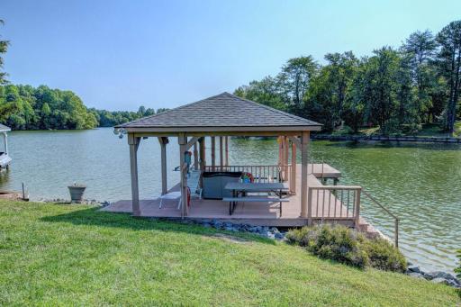 4 Bed 4 Bath Vacation home in Mineral - Housity