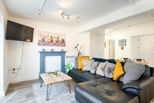 Spacious Home - 2 Ensuites - Garden - Smart TVs - Hizvo