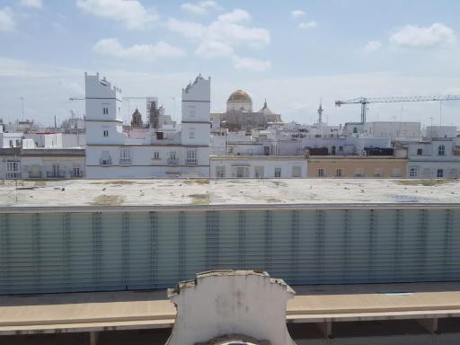 Apartamento en pleno centro de Cadiz con parking economico - Housity