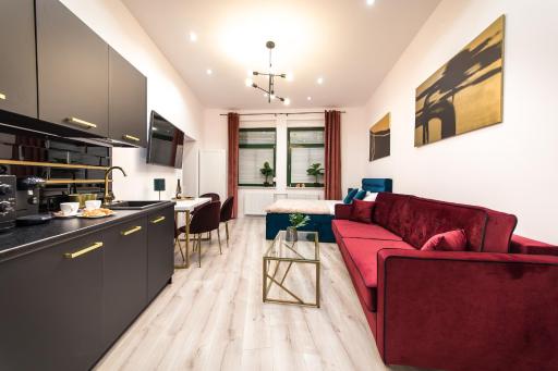 Golden Moonlight - Housity