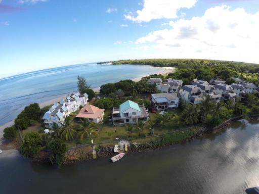 Lovely beach house in a very peaceful and upmarket area, we even throw in a car. - Housity