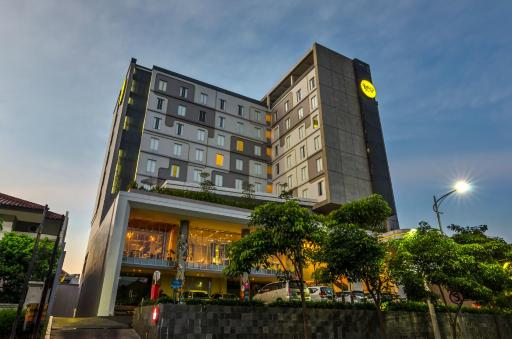 Yello Hotel Jemursari - Housity