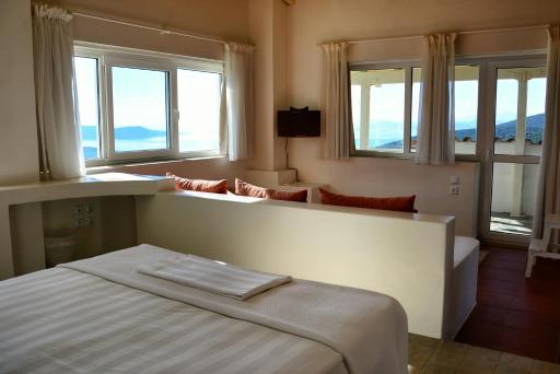 Golden Sea View Suites - Housity