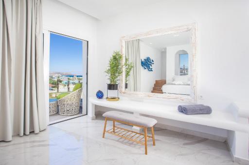 Ammos Luxury Suites - Housity
