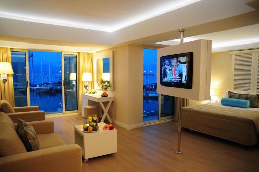 Alesta Yacht Hotel - Housity