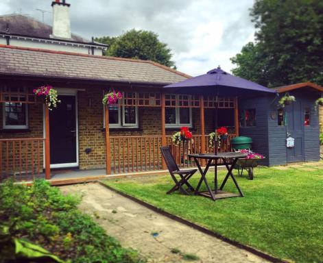 Lovely Garden Chalet in London - Housity