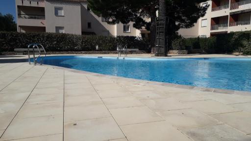 Bandol nature et loisirs: Parking/ Piscine - Housity