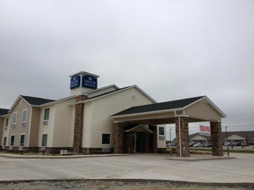 Cobblestone Hotel & Suites - Newton - Housity