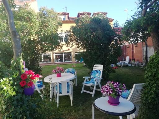 Boleta A 5 minutos de León, casa con jardín - Housity