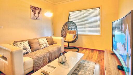 Wollongong station holiday house with Wi-Fi,75 Inch TV, Netflix,Parking,Beach - Housity