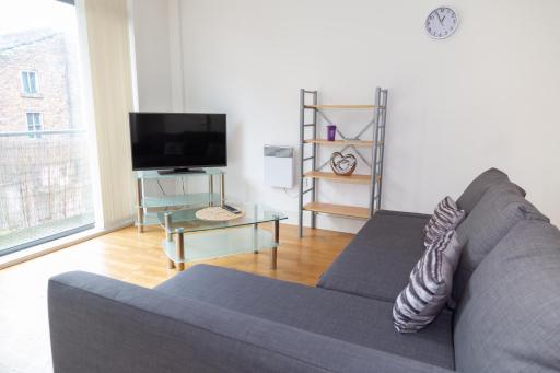 Serviced Apartment In Liverpool City Centre - Free Parking - Balcony - by Happy Days - Housity