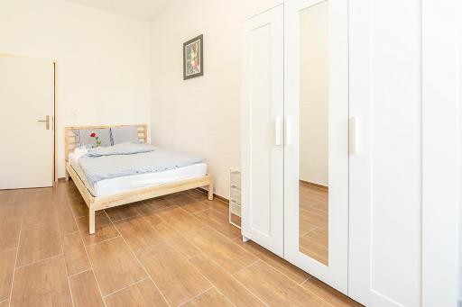 Simple Rooms - Yellow Inn - Housity