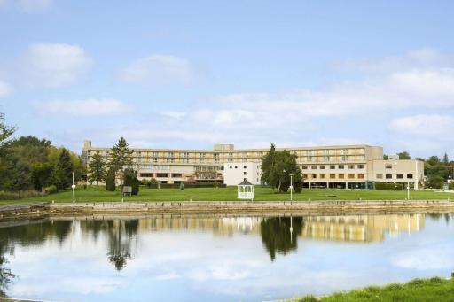 Ramada by Wyndham Belleville Harbourview Conference Center - Housity