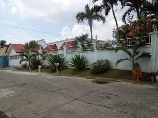 BF Homes International House for rent with pool and Jacuzzi - Housity