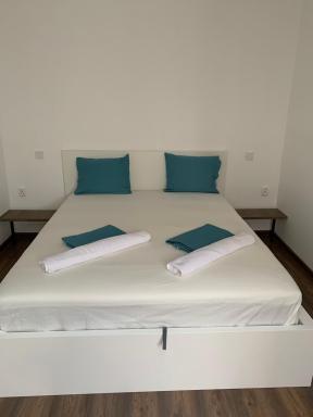 Lilia 3 Self-Check in apartment with hot water despite prevention in the neighborhood, food and drink shop open until 10 pm and free parking area next ot 24 hours food and drink shop and free parking area - Housity