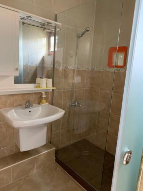 Lilia 3 Self-Check in apartment with hot water despite prevention in the neighborhood, food and drink shop open until 10 pm and free parking area next ot 24 hours food and drink shop and free parking area - Housity