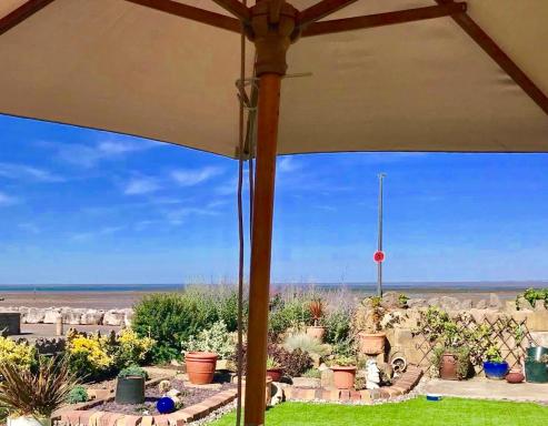 HomeStay In The Bay With Sea Views - Housity