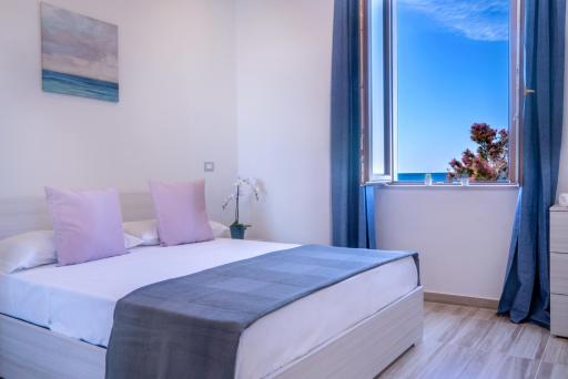 Sea Window Room - Housity