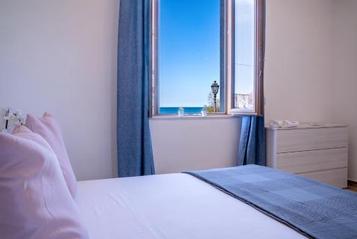 Sea Window Room - Housity