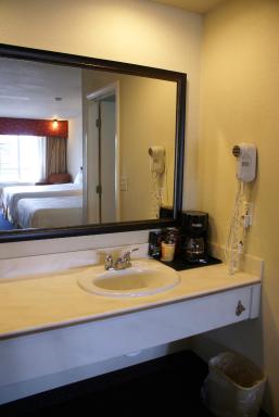 Queens Inn Anaheim - Housity