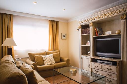 FLORIT FLATS - Cozy 2 Bedroom Apartment by the City of Arts and Science - Housity