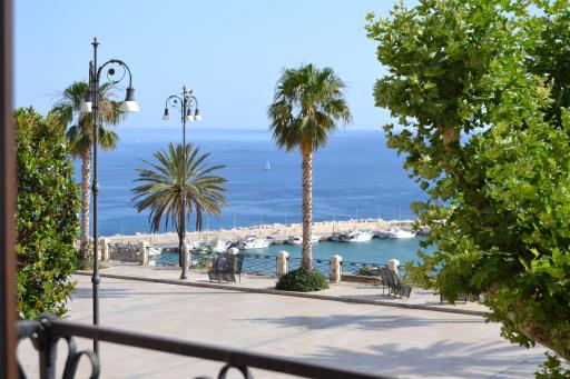 BnB Agorà Panoramic Rooms - Housity
