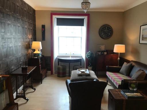 Central -Classic Style - Housity