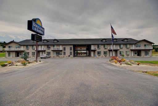 Days Inn & Suites by Wyndham Lolo - Housity