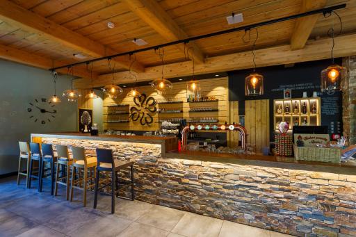 Restaurace a penzion Pod Lipami Metylovice - Housity