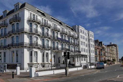Royal Beach Hotel - Housity