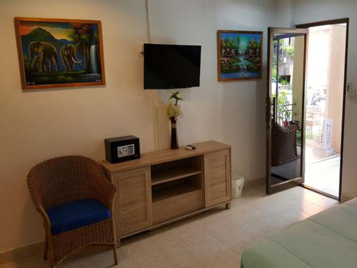 Oasis Guesthouse & Bar - Housity