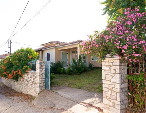 Villa with private garden - Housity
